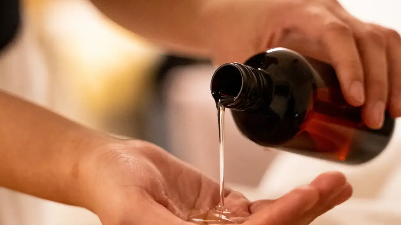 Arnica oil for therapeutic massage at Oazis Massage Lisbon, natural anti-inflammatory properties