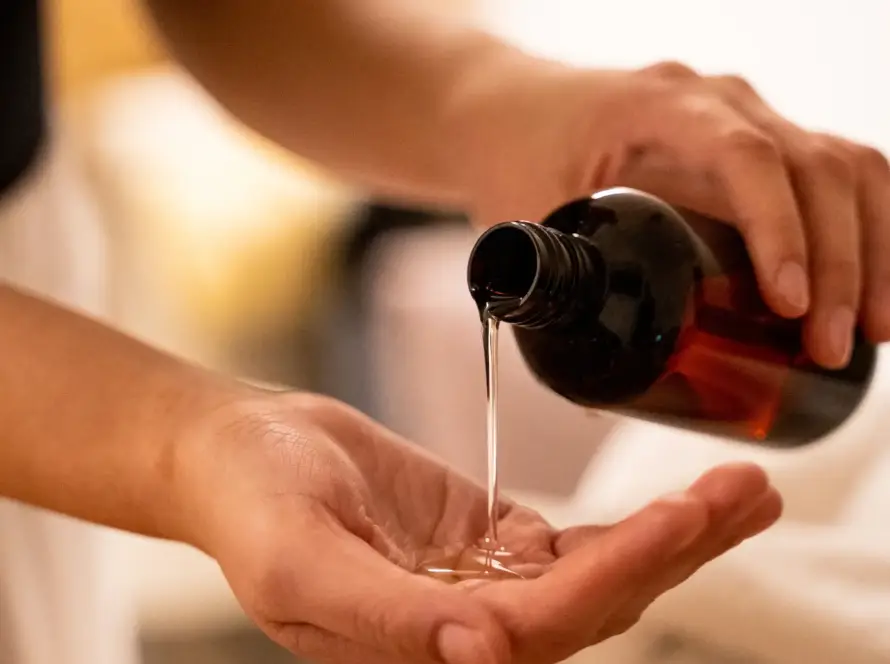 Arnica oil for therapeutic massage at Oazis Massage Lisbon, natural anti-inflammatory properties