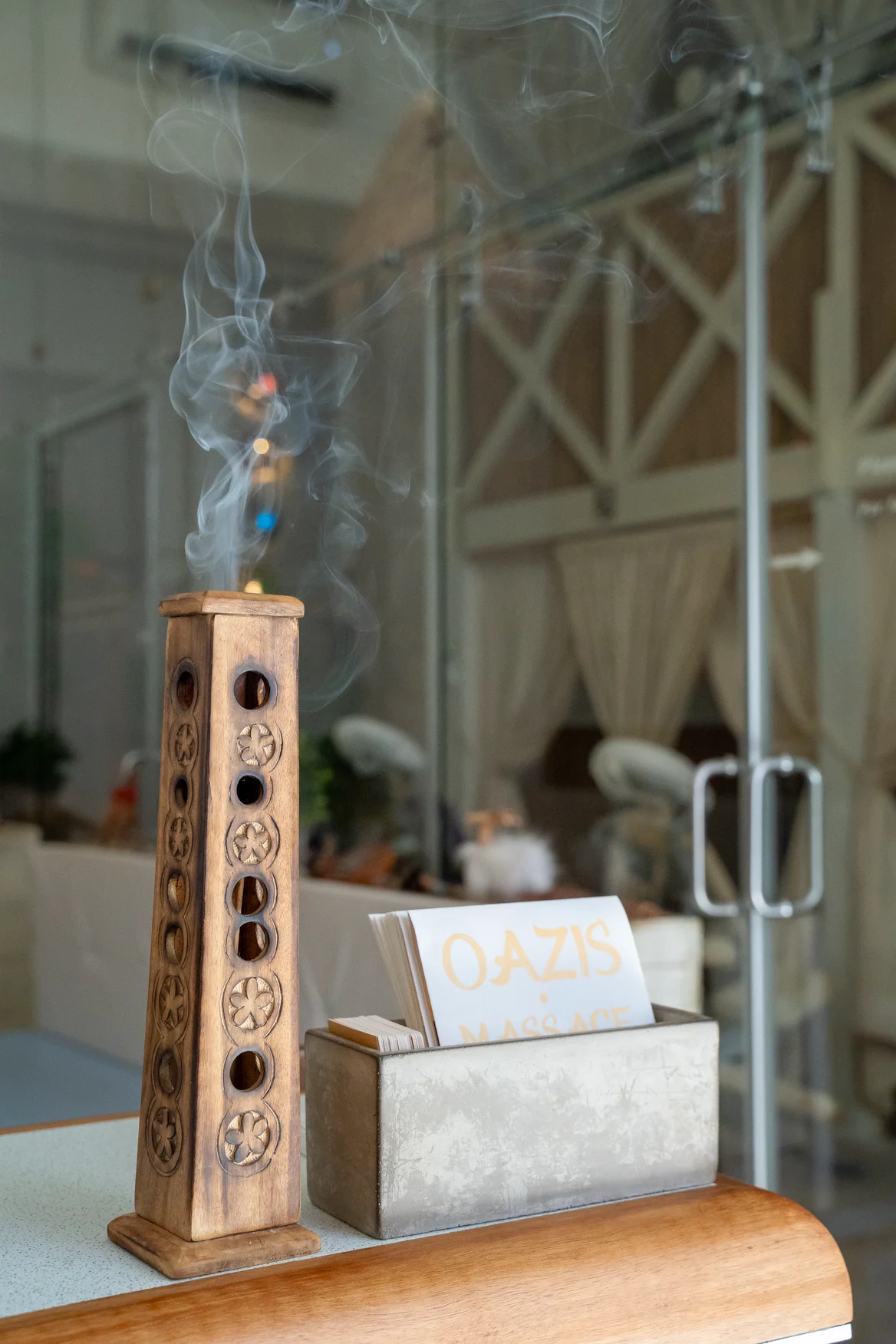 Incenso decorativo em suporte de madeira na Oazis Massage Lisboa, criando ambiente relaxante