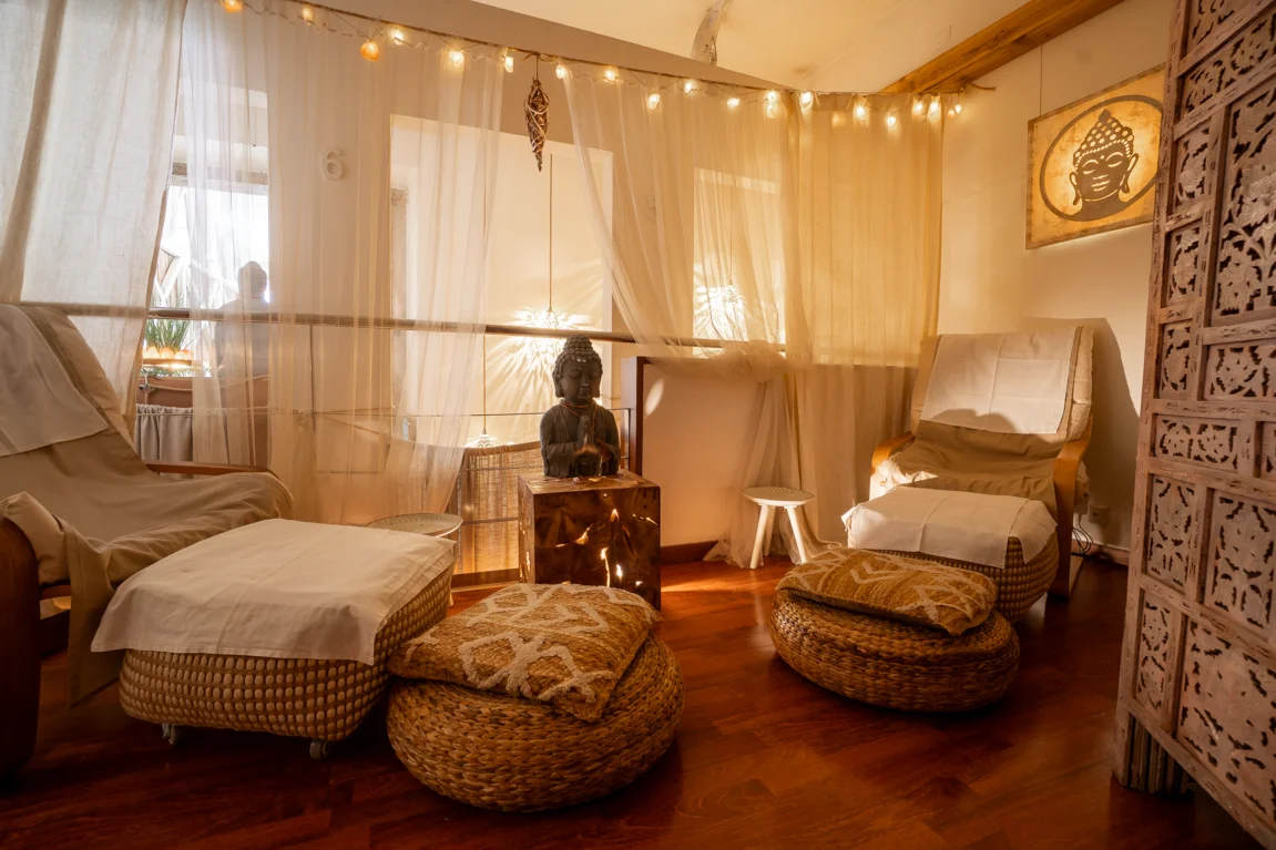 Sala de tratamentos da Oazis Massage Lisboa, decoração zen com móveis confortáveis e iluminação suave